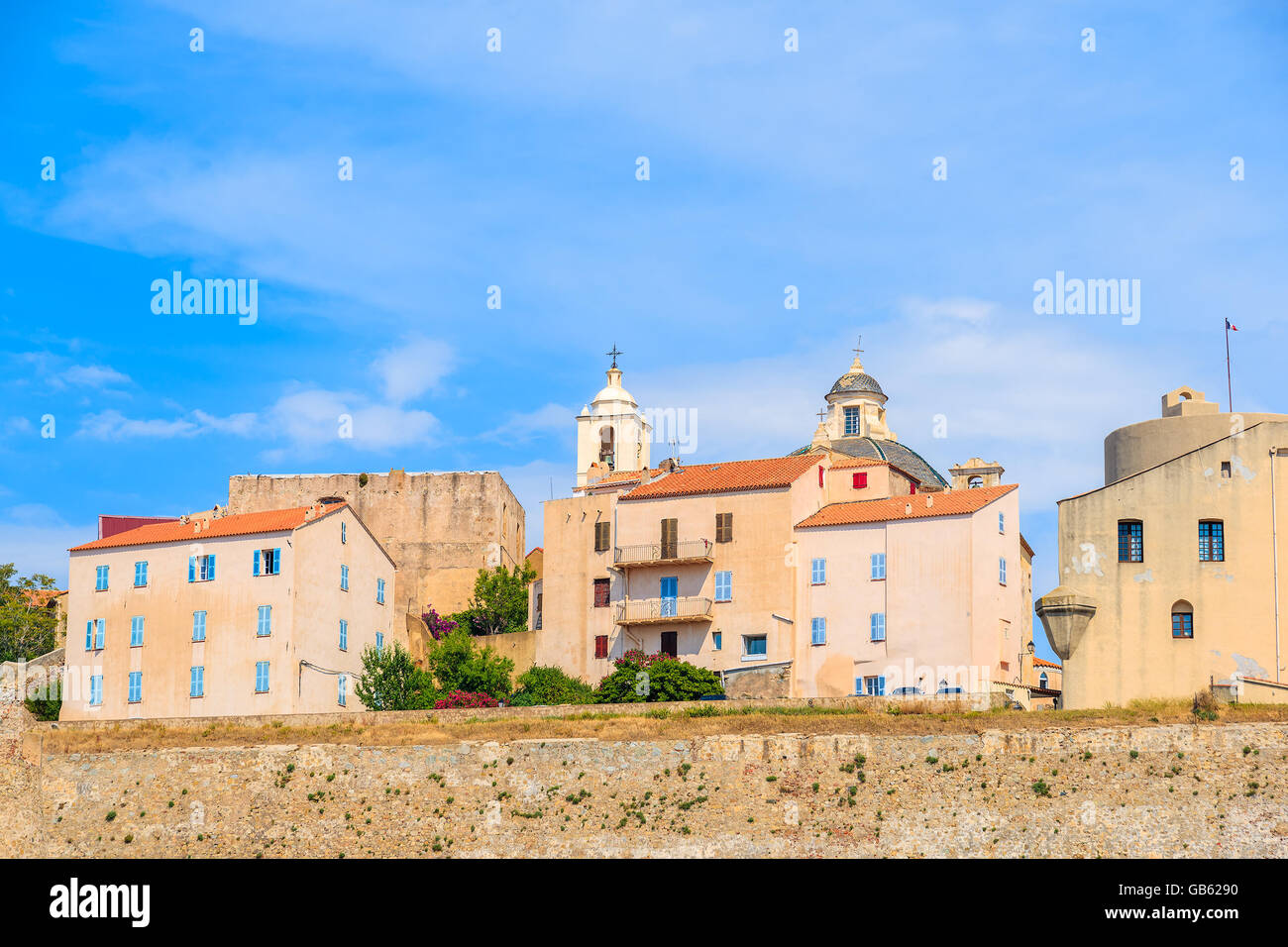 Ein Blick auf Calvi alte Stadt und die Stadtmauern, Korsika, Frankreich Stockfoto