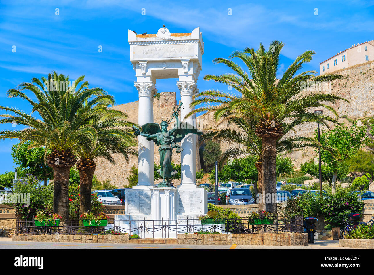 CALVI, Korsika-JUN 29, 2015: Die Statue des Fremiet wurde auf Initiative des Architekten Clerambault errichtet. Es ist Marmor Stockfoto