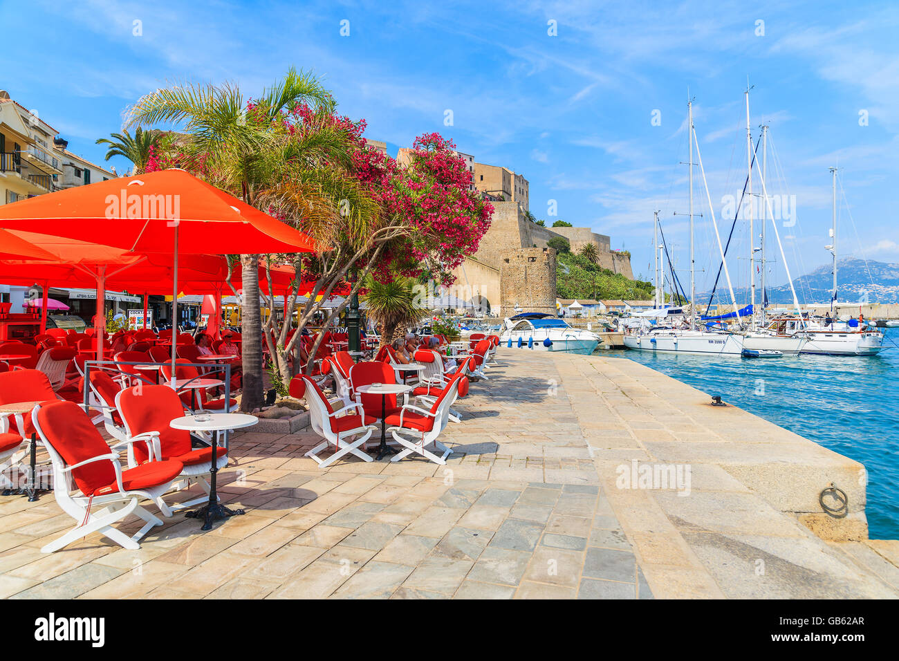 Hafen von CALVI, Korsika - 28. Juni 2015: Blick auf Restaurant und Zitadelle mit befindet sich im Hafen von Calvi. Diese Stadt hat luxuriöse mar Stockfoto