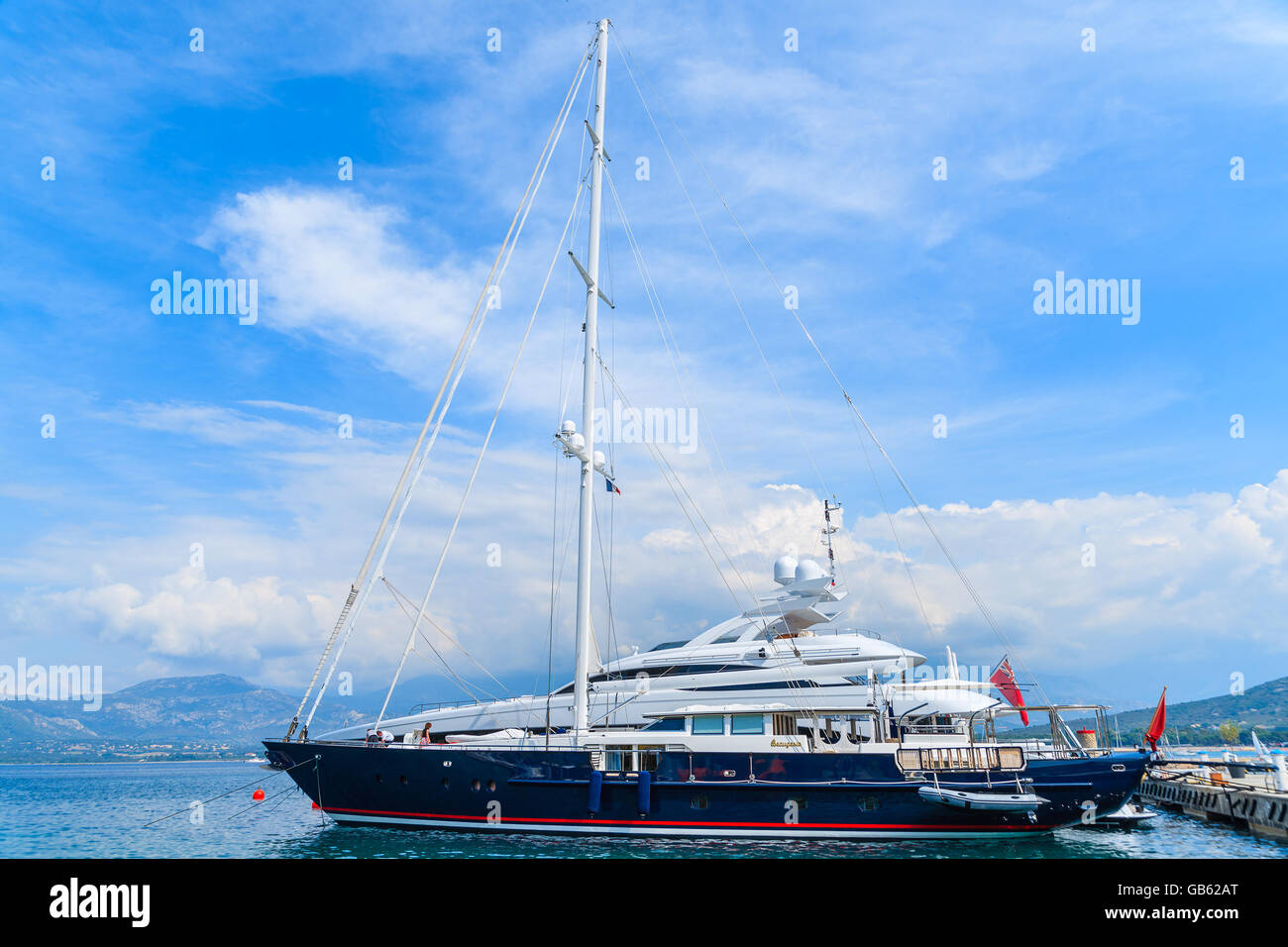 Hafen von CALVI, Korsika - 29. Juni 2015: Luxus Segelboot auf See gegen schönen Himmel mit weißen Wolken an sonnigen Sommertag. Stockfoto