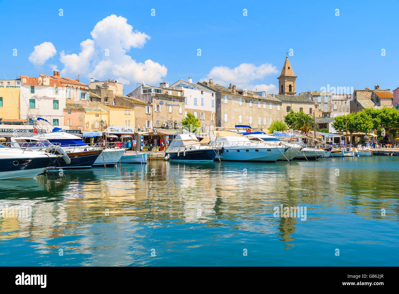 SAINT-FLORENT, Korsika - 3. Juli 2015: Blick auf die Boote im Hafen von Saint-Florent ist ein kleines gemütliches Fischerdorf in northe Stockfoto