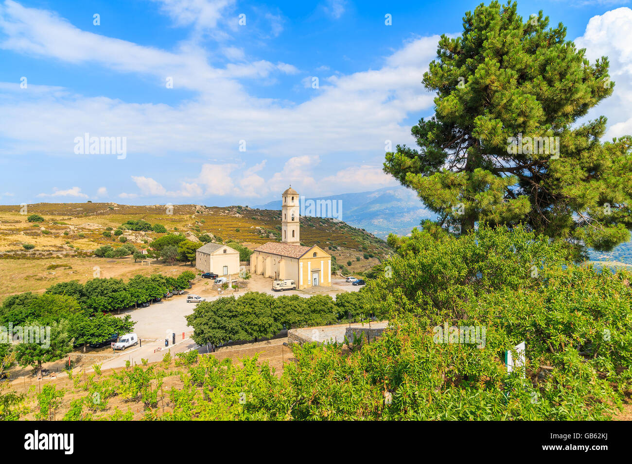 Kirche im kleinen Dorf Sant Antonino in Berglandschaft der Insel Korsika, Frankreich Stockfoto