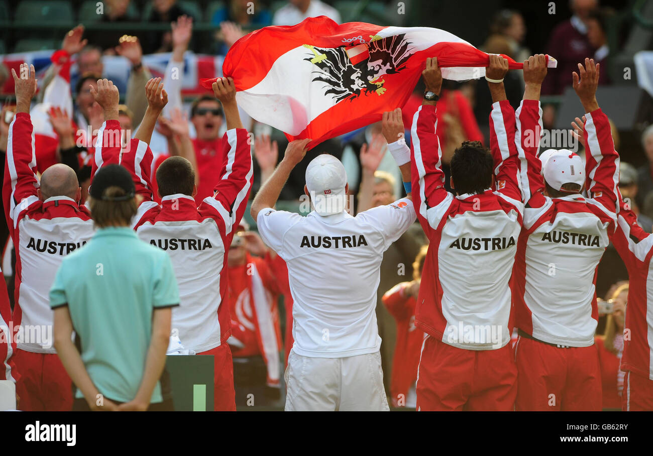 Die österreichische Mannschaft feiert vor ihren Fans nach dem Sieg beim Davis Cup, der World Group, den Play-Offs im All England Lawn Tennis Club, Wimbledon, London. Stockfoto