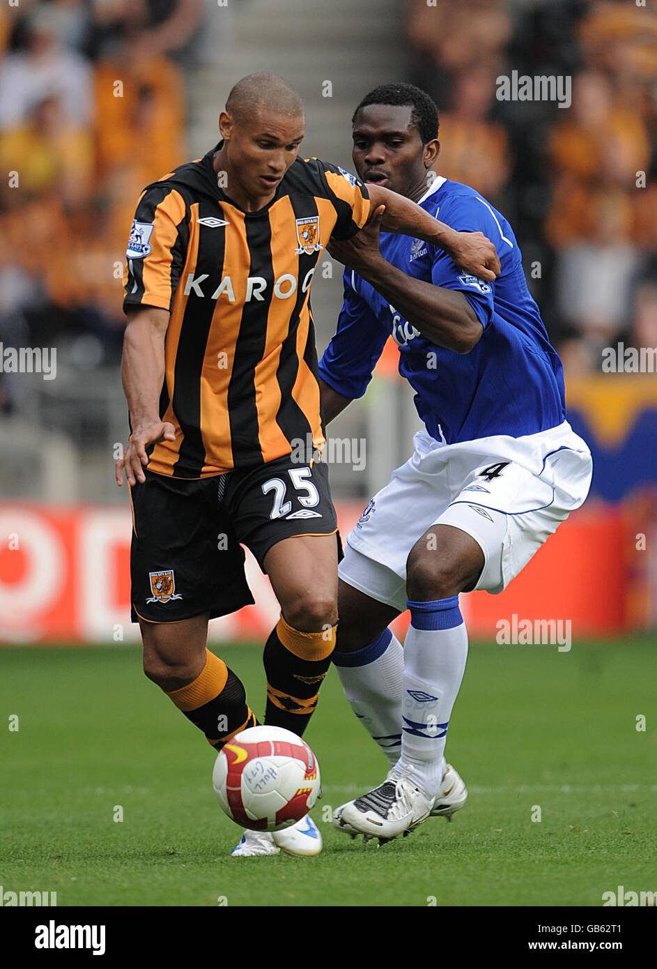 Fußball - Barclays Premier League - Hull City / Everton - KC Stadium. Evertons Joseph Yobo (rechts) und Hull Citys Daniel Cousin kämpfen um den Ball. Stockfoto