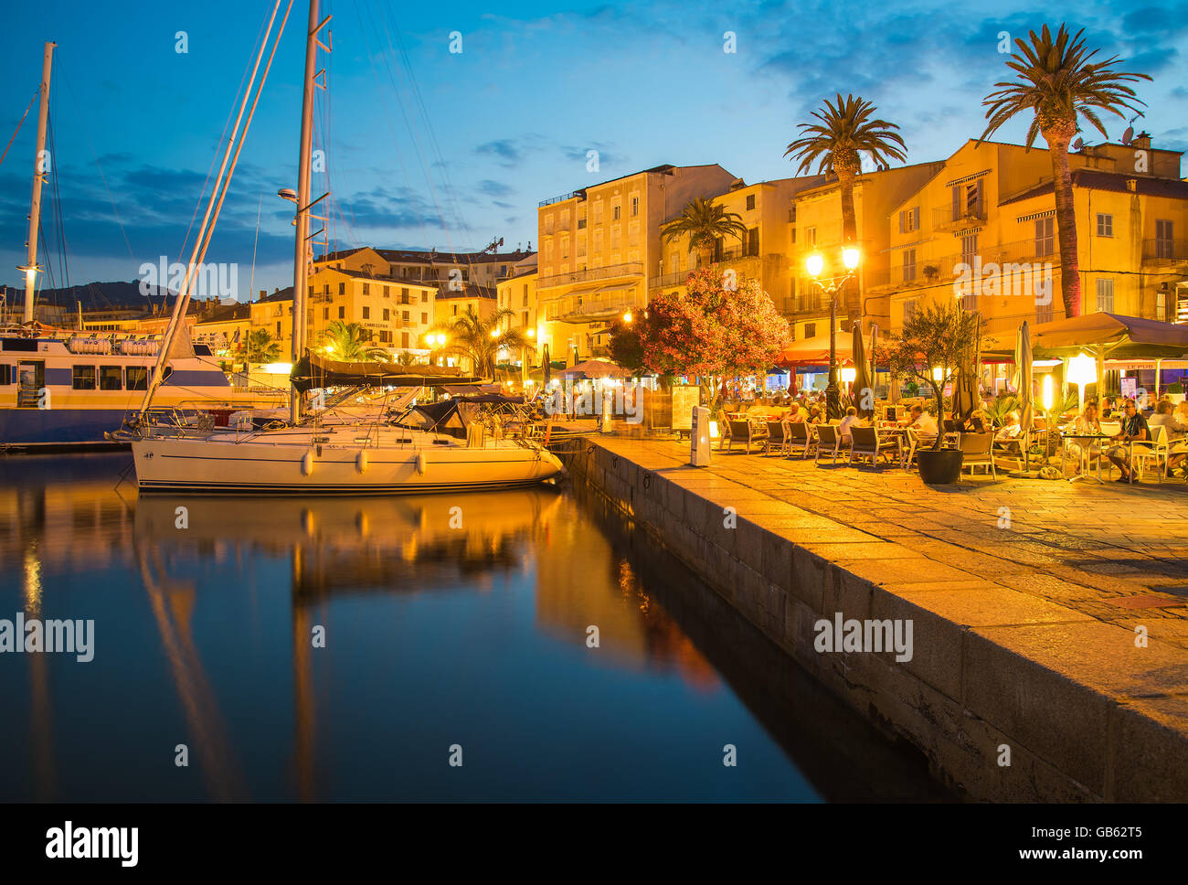 Hafen von CALVI, Korsika - 30. Juni 2015: historische Gebäude und Yacht Boote im Hafen von Calvi in der Nacht. Calvi ist luxuriöse marina Stockfoto