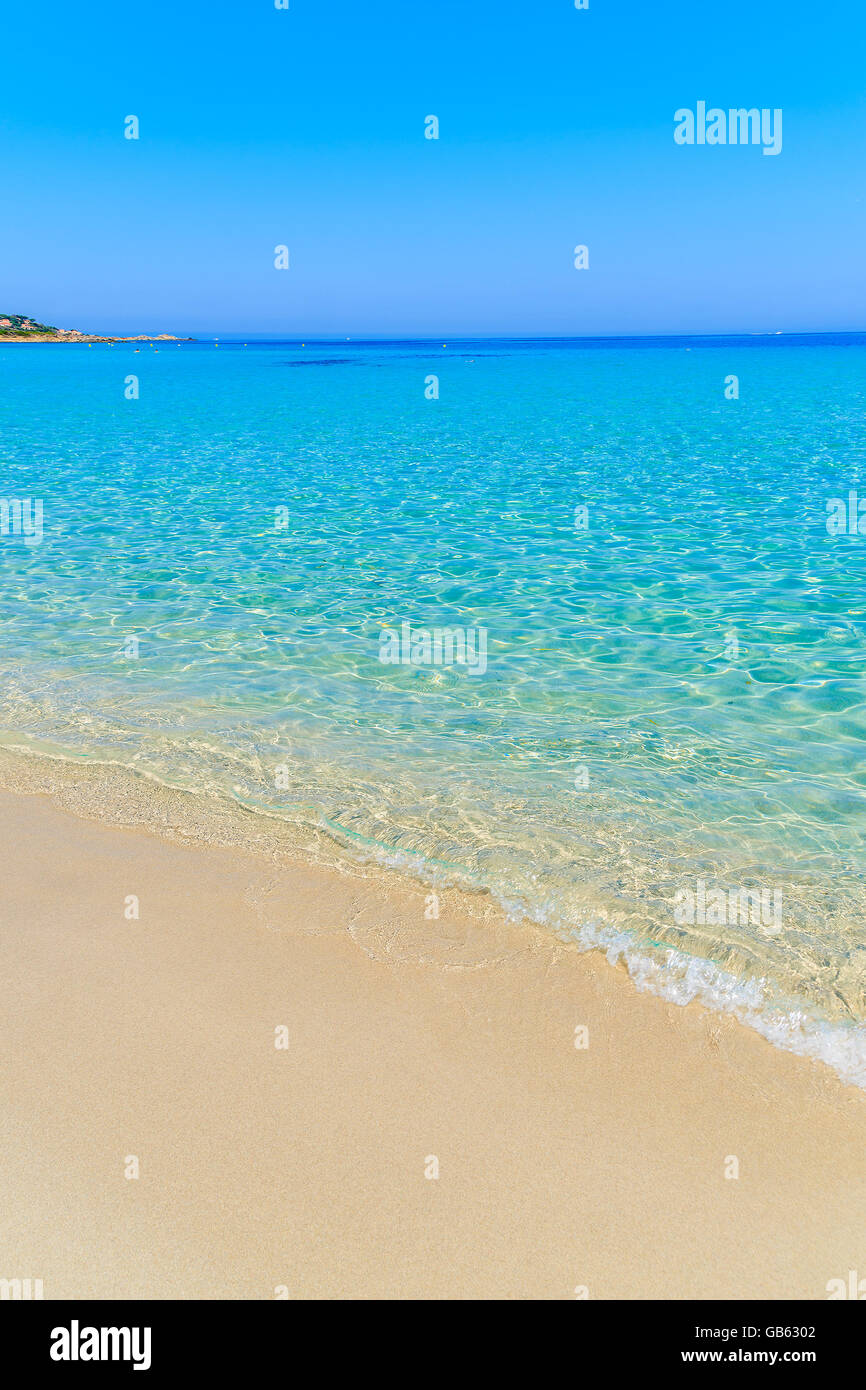 Flutwelle auf idyllischen Bodri Sandstrand, Korsika, Frankreich Stockfoto