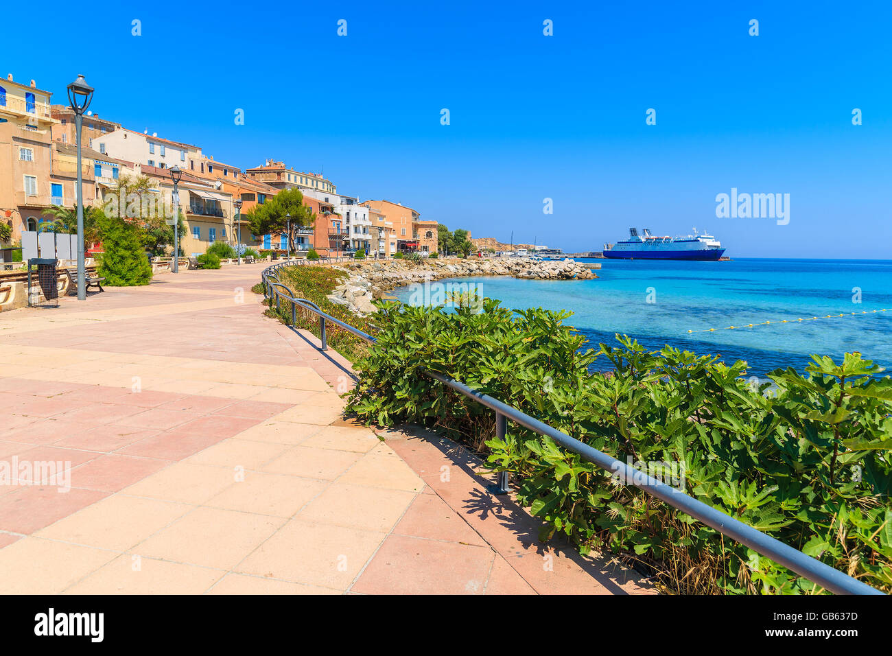 Promenade entlang Meer in Küstenstadt Ile Rousse, Korsika, Frankreich Stockfoto