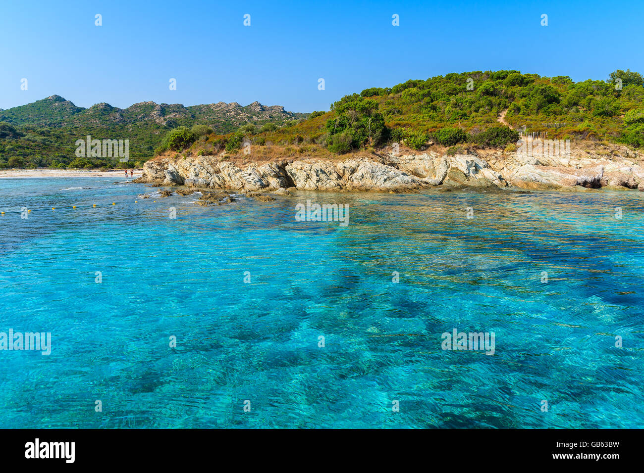 Kristallklares Meerwasser in abgelegenen Bucht in der Nähe von Stadt Bonifacio, Korsika, Frankreich Stockfoto