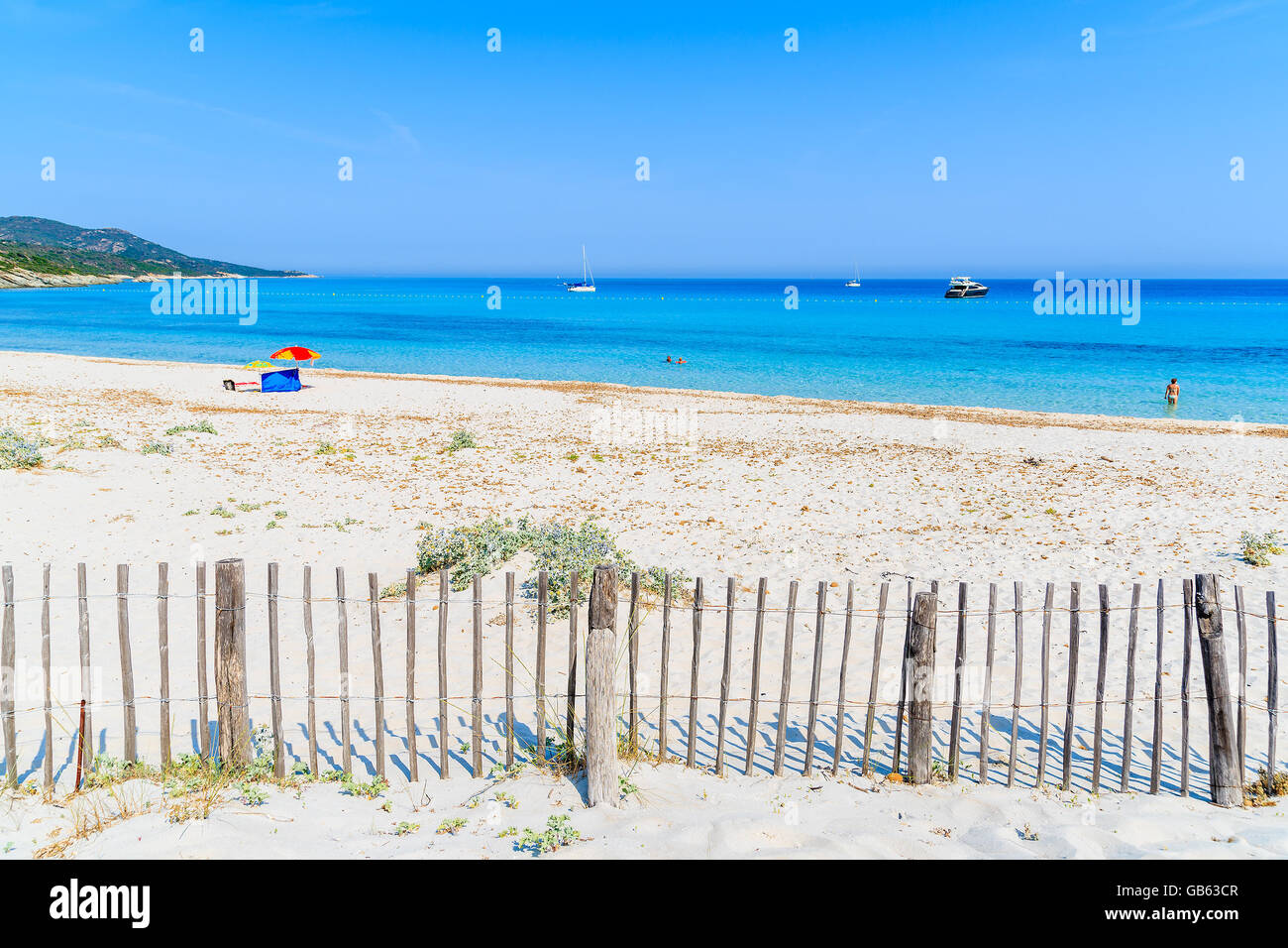 Ein Blick auf Saleccia Strand mit weißem Sand und das azurblaue Meerwasser in der Nähe von Saint Florent, Korsika, Frankreich Stockfoto