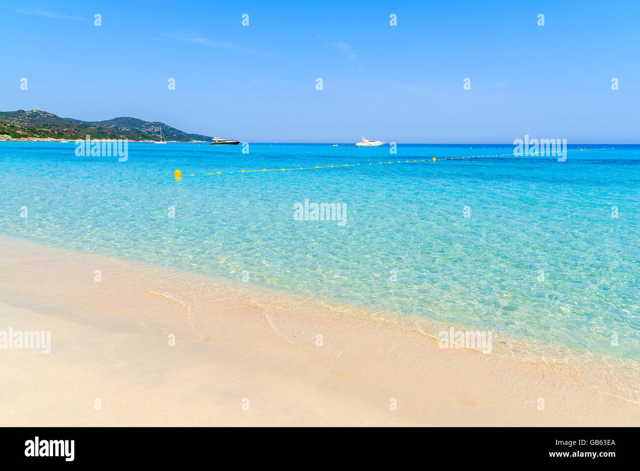 Azurblaue Meerwasser auf Saleccia Strand in der Nähe von Saint Florent, Korsika, Frankreich Stockfoto