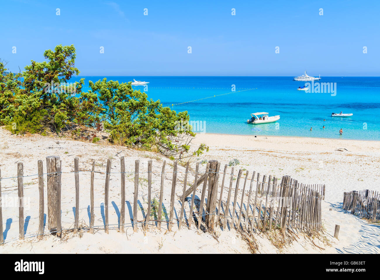 Pfad zum Saleccia Strand mit weißem Sand und das azurblaue Meerwasser in der Nähe von Saint Florent, Korsika, Frankreich Stockfoto
