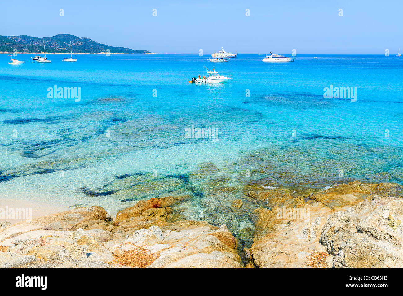 Blick auf schönen Saleccia Strand mit kristallklarem Meerwasser in der Nähe von Saint Florent, Korsika, Frankreich Stockfoto