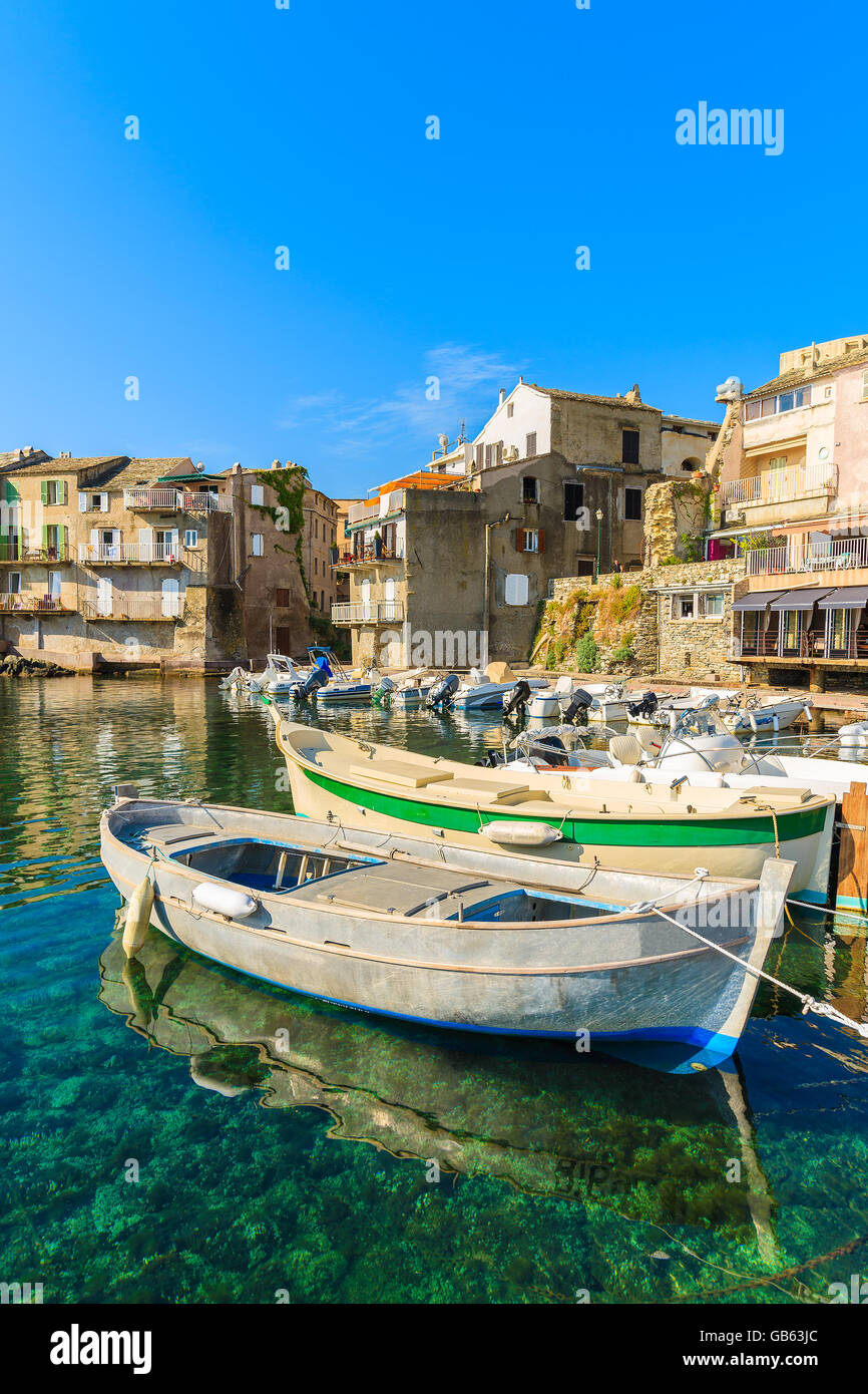 Fischerboote im Hafen von Erbalunga am Cap Corse, Korsika, Frankreich Stockfoto