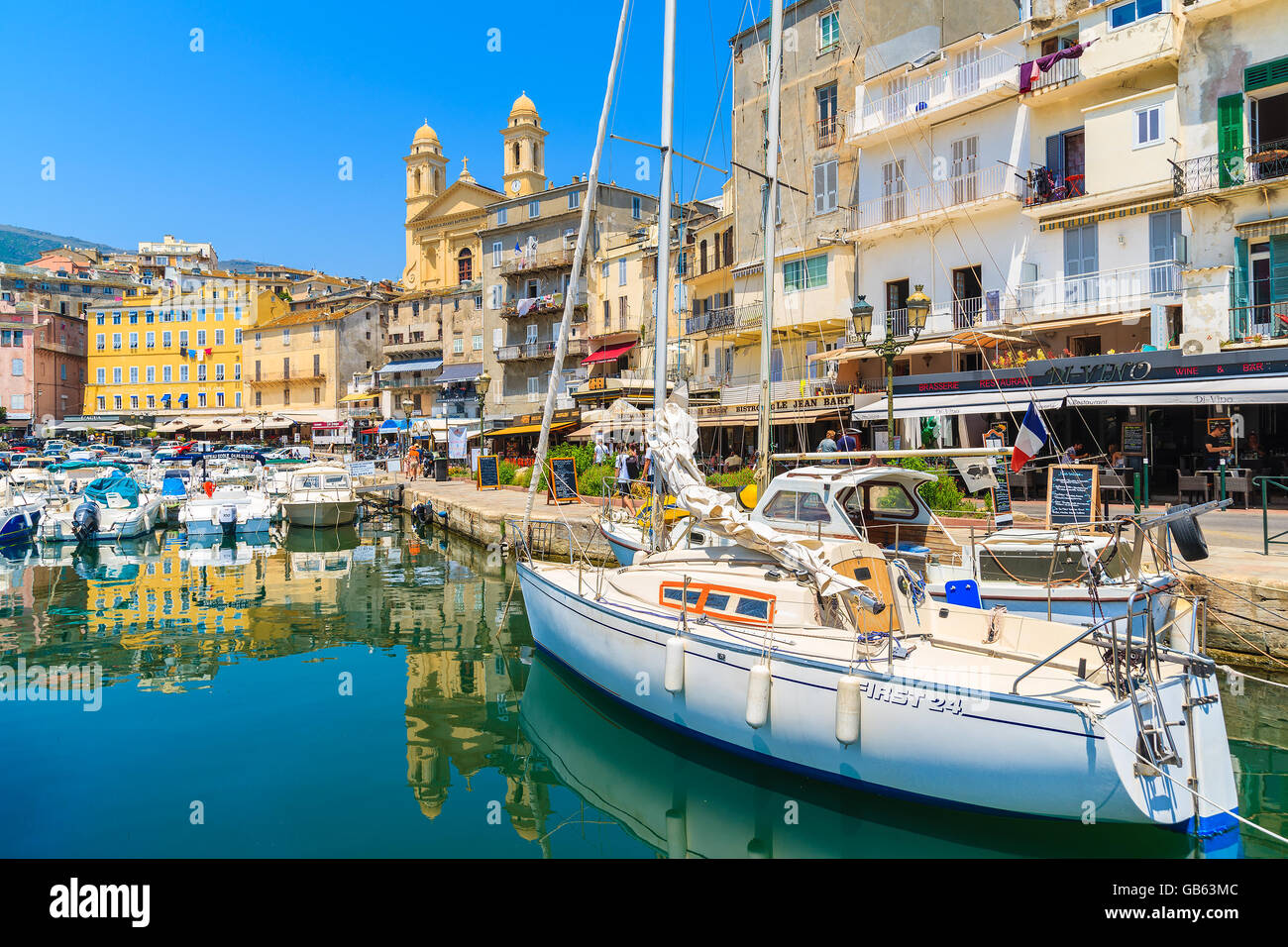 Hafen von BASTIA, Korsika - 4. Juli 2015: Segelboot im Hafen von Bastia an sonnigen Sommertag. Korsika ist eine französische Insel und ve Stockfoto