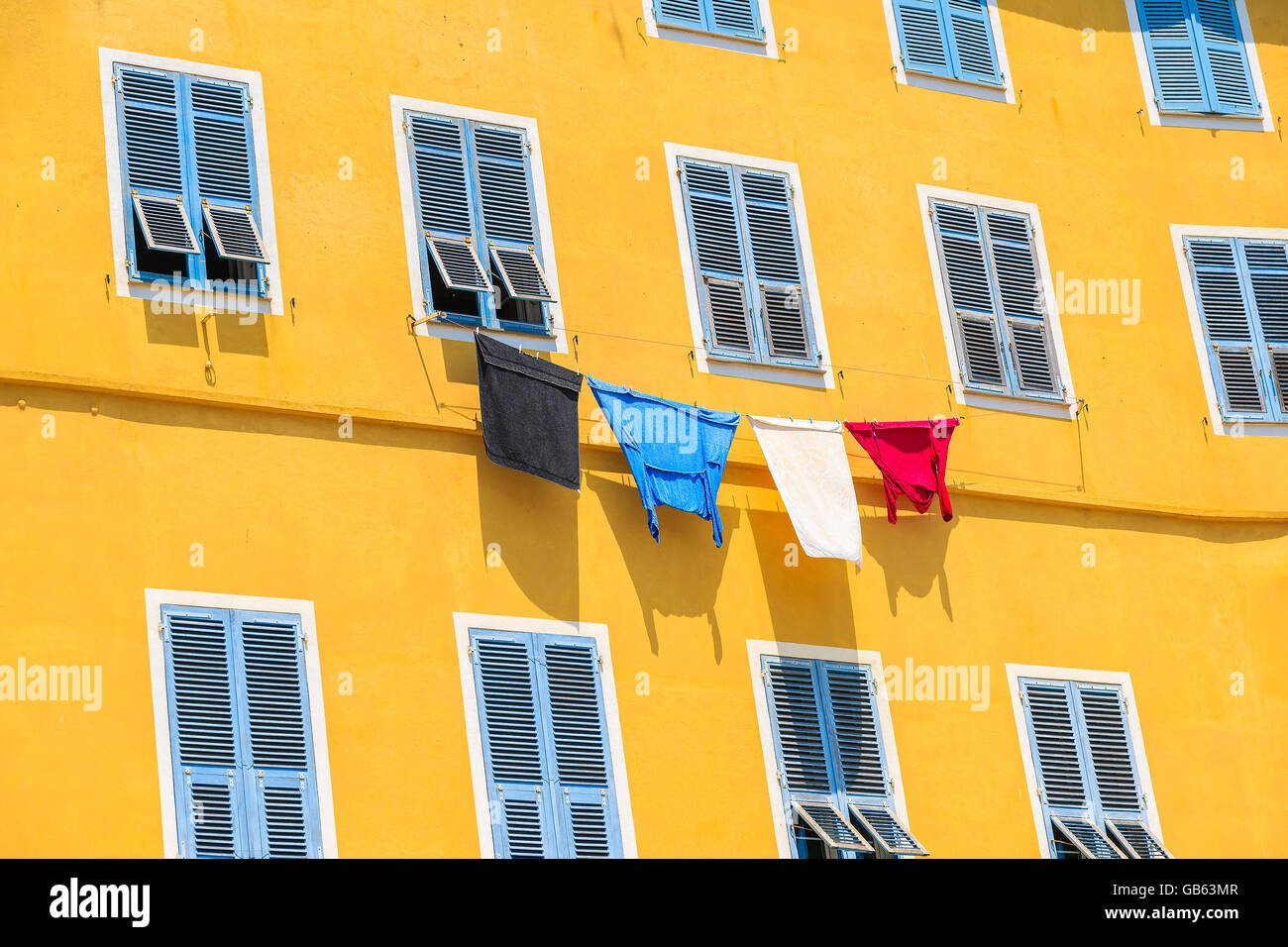 Wäsche hing aus einer typisch korsischen Hausfassade in der Stadt Bastia, Korsika, Frankreich Stockfoto