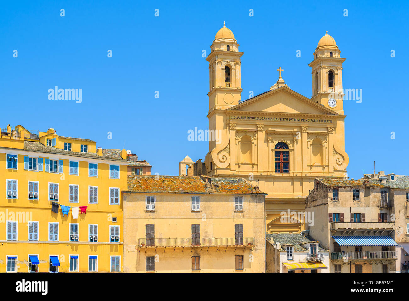 Ein Blick auf die Kathedrale Gebäude im Hafen von Bastia, Korsika, Frankreich Stockfoto