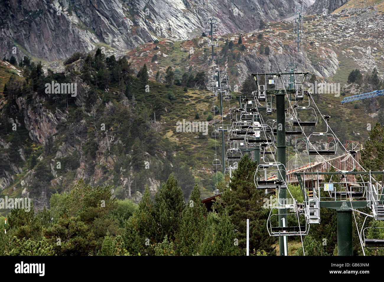General Stock - Andorra Landschaftsansichten - L'abarsetar, Andorra. Seilbahnen durchtrennen die Pyrenäen in der Nähe von L'abarsetar, Andorra Stockfoto