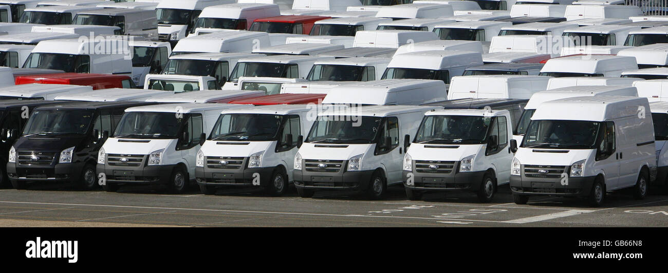 Hunderte von Ford Transit-Transportern warten auf den Export an den Southampton Docks in der Nähe des Ford-Werks in Southampton, wo die Arbeiter eine viertägige Woche begonnen haben, als das Unternehmen die Produktion als Reaktion auf den wirtschaftlichen Abschwung kürzt. Stockfoto