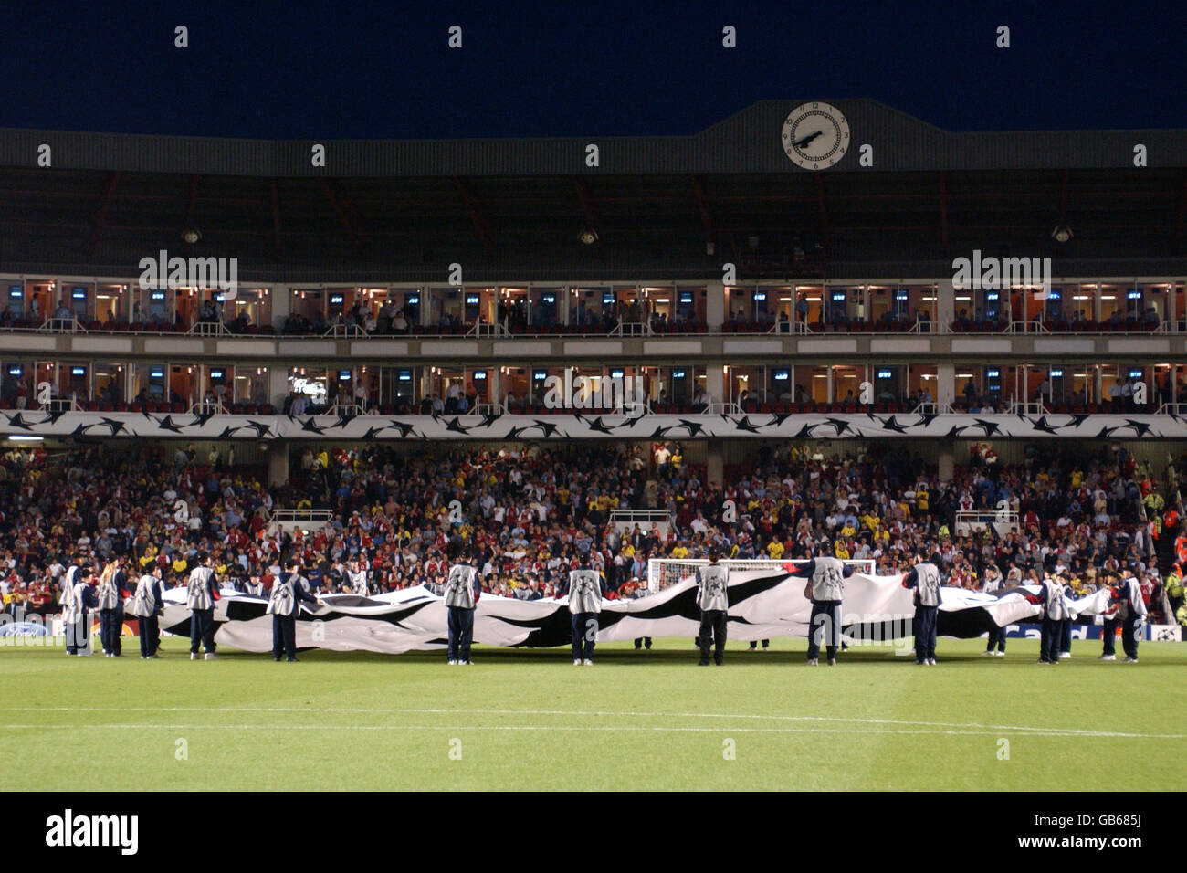 Fußball - UEFA Champions League - Gruppe B - Arsenal / Inter Mailand. Die Ballboys halten den Champions League-Starball im mittleren Kreis aus Stockfoto