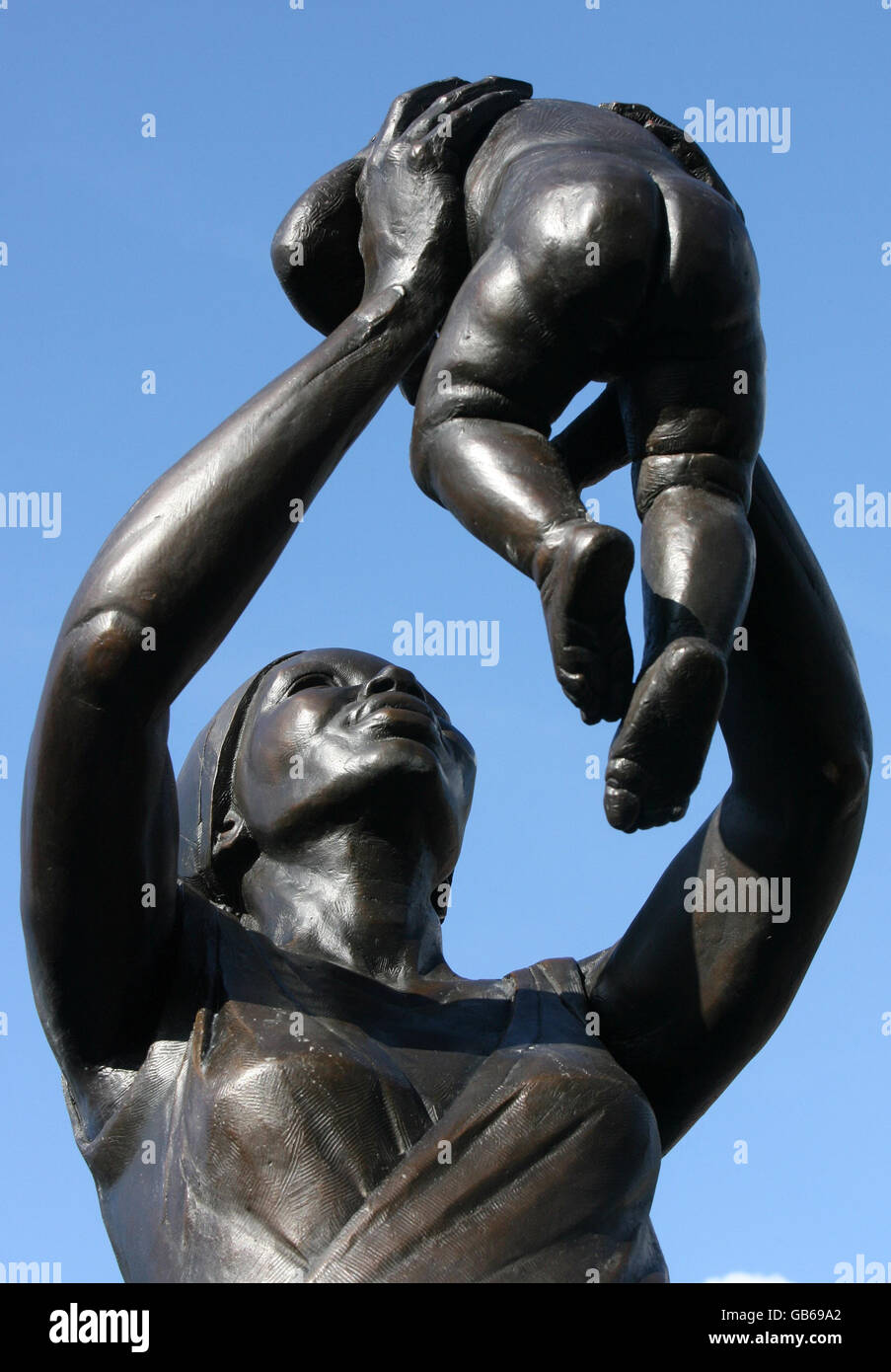 Das Bronzemedame Monument, eine drei Meter hohe Skulptur einer namenlosen karibischen Frau, die ihr Kind hoch über dem Kopf hält und in seine Augen blickt, erstellt von Aleix Barbat, Wird im Stockwell Memorial Garden im Süden Londons enthüllt und wird zur ersten öffentlichen Statue einer schwarzen Frau in England. Stockfoto