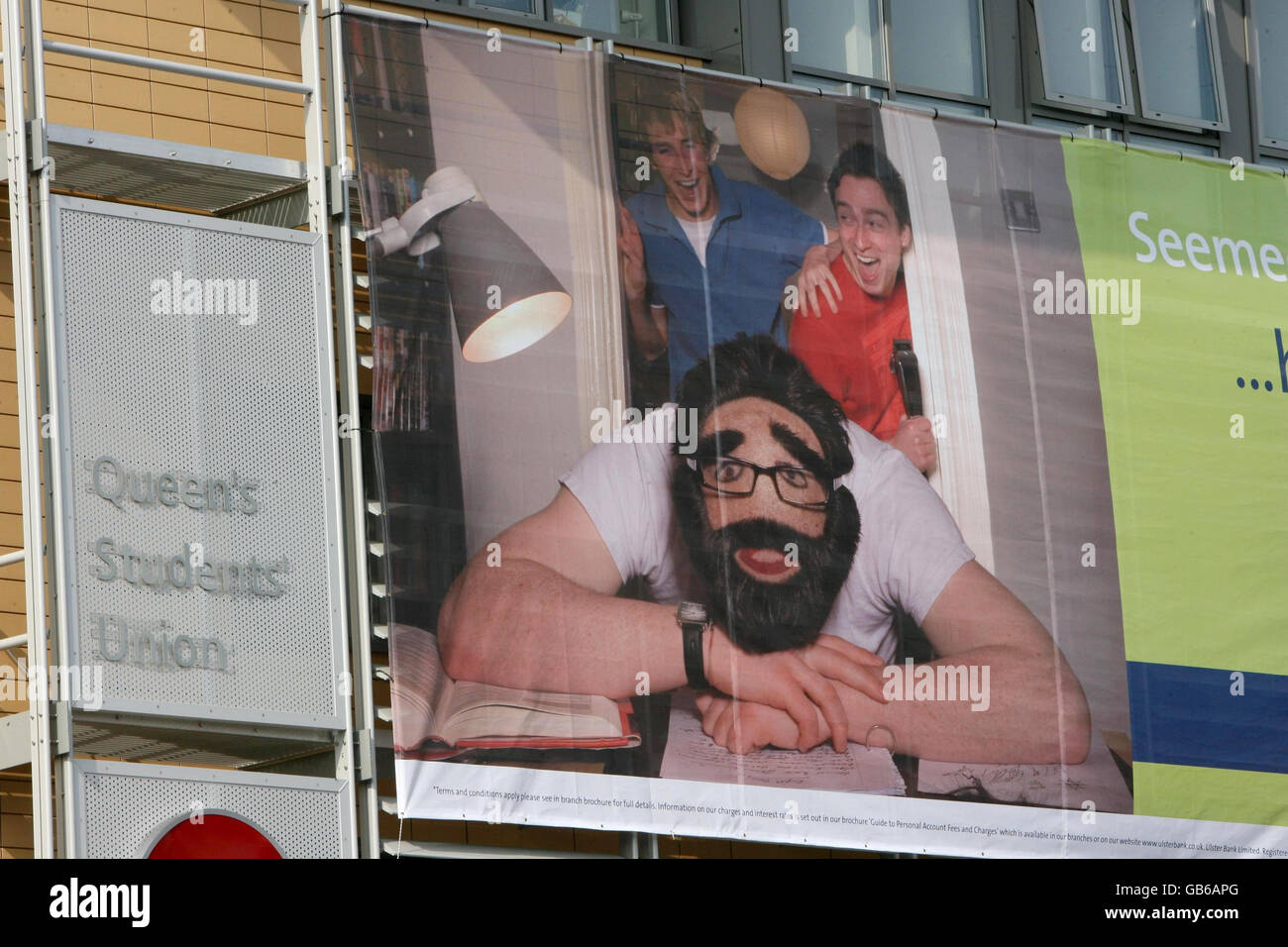 Ein Werbespot auf der Seite der Queen's University, Belfast, von der Ulster Bank. Stockfoto