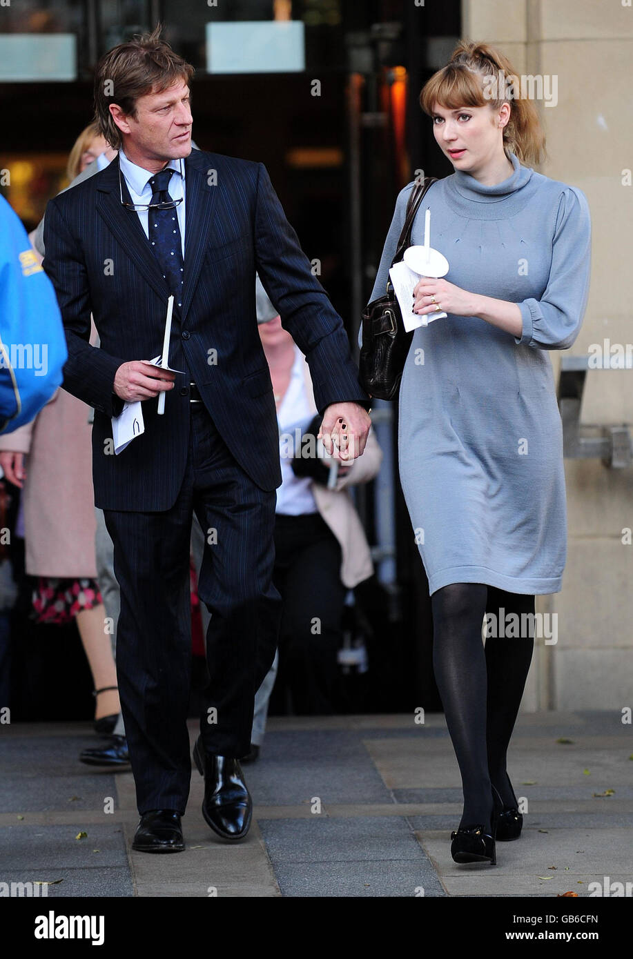 Der in Sheffield geborene Schauspieler Sean Bean und seine Frau Georgina Sutcliffe nach der Gedenkfeier für den Wahlkampfjournalisten Adrian Sudbury in der Sheffield Cathedral. Stockfoto