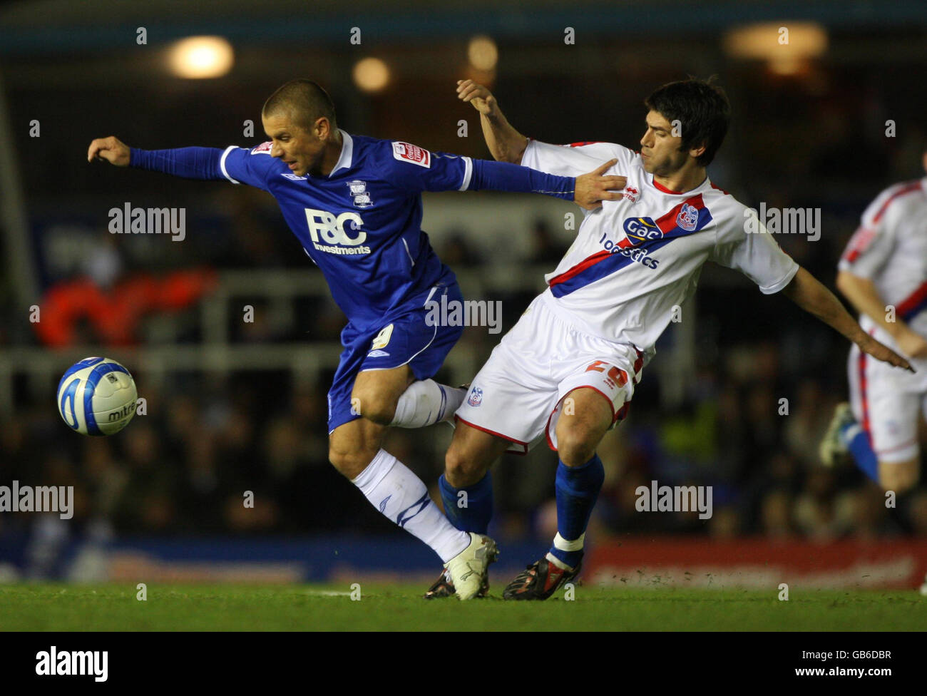 Kevin Phillips von Birmingham City wird während des Coca-Cola-Meisterschaftsspiels in St. Andrews, Birmingham, von Danny Butterfield aus dem Crystal Palace gefoult. Stockfoto