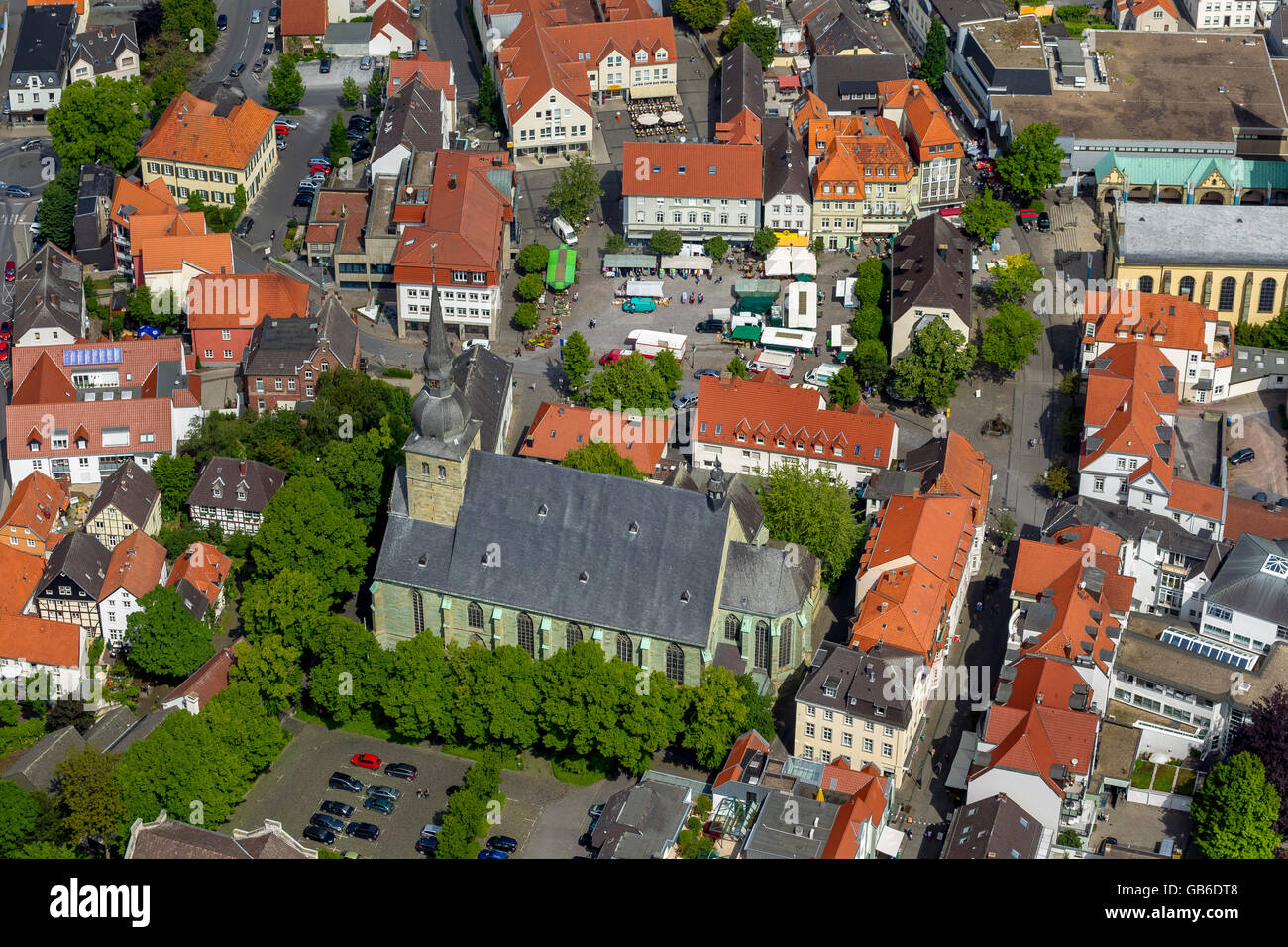 Luftaufnahme, gotische Kirche Propsteikirche St. Walburga, Alter Markt, Marktplatz, Markttag Werl Werl-Unnaer Borde, NRW Stockfoto