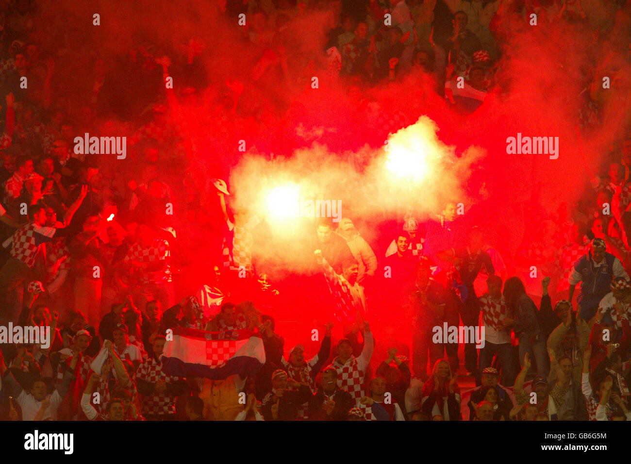 Kroatien-Fans genießen die Atmosphäre vor dem Spiel Mit Belgien Stockfoto