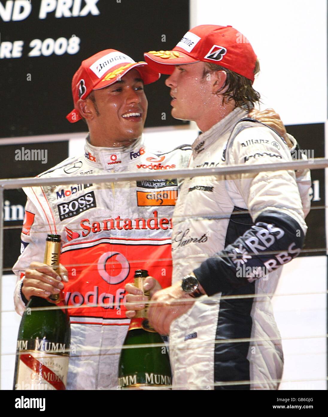 Motorsport - Formel 1 Singtel Singapur Grand Prix - Rennen - Marina Bay Circuit Park. Williams' Nico Rosberg (r) und McLaren Mercedes' Lewis Hamilton feiern den zweiten bzw. dritten Platz beim Großen Preis von Singapur Stockfoto