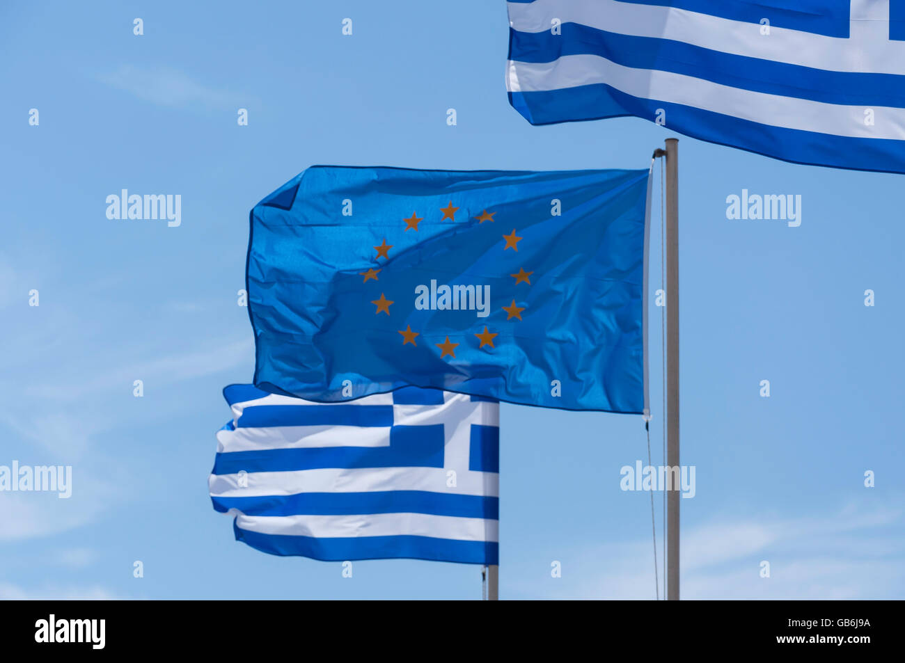 Die europäische Flagge mit griechischen Flaggen, Kefalos, Kos (Cos), die Dodekanes, Süd Ägäis, Griechenland Stockfoto