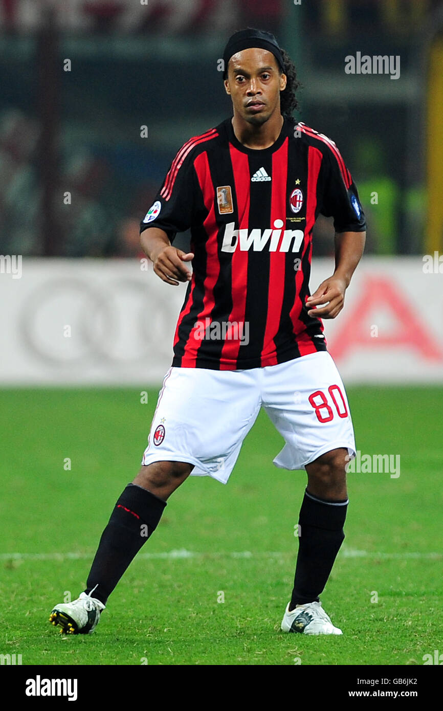 Fußball - Italienische Serie A - AC Mailand / Inter Mailand - Stadio  Giuseppe Meazza. Ronaldinho, AC Mailand Stockfotografie - Alamy
