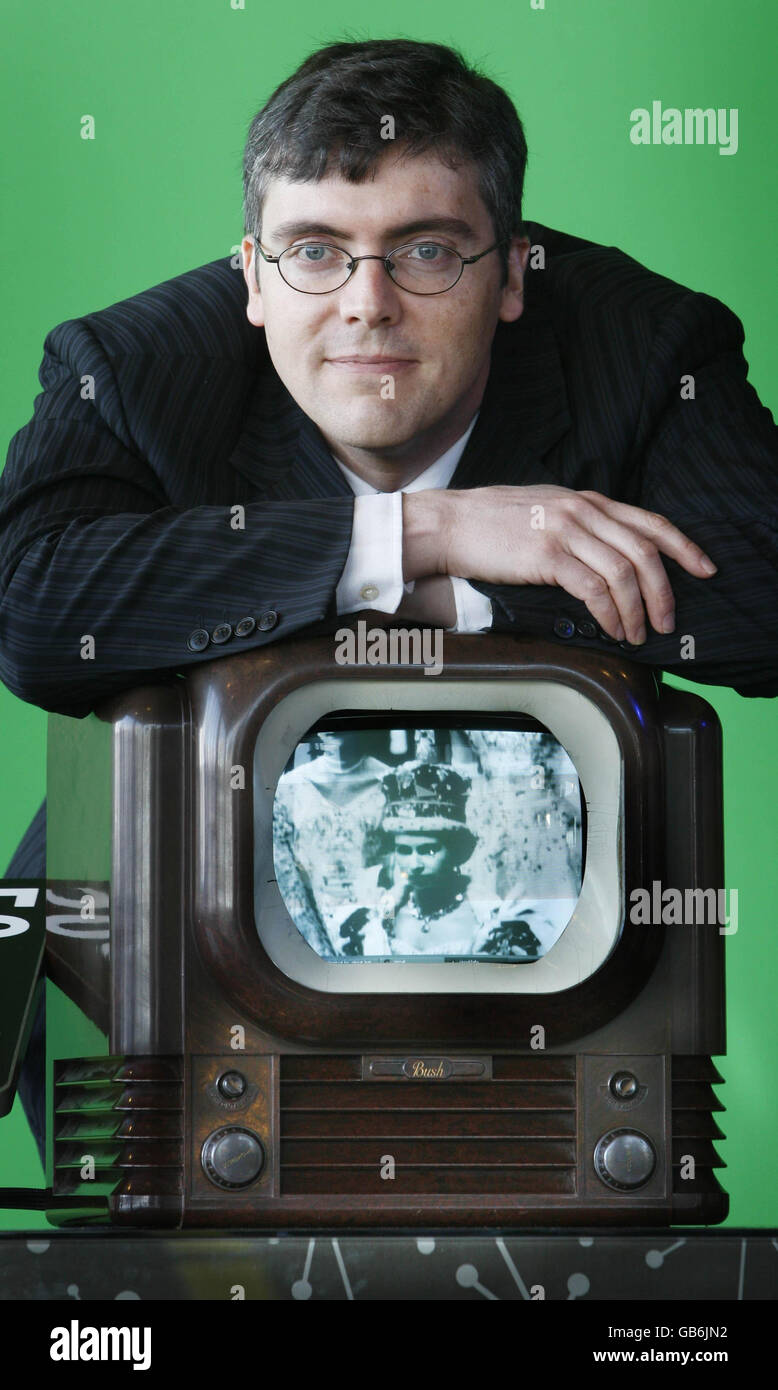 John Logie Baird's Enkel Iain Logie Baird während der Eröffnung eines Wettbewerbs zu finden, Schottlands älteste funktionierende Fernsehen, die offiziell bei BBC Scotland in Glasgow gestartet wurde. Stockfoto
