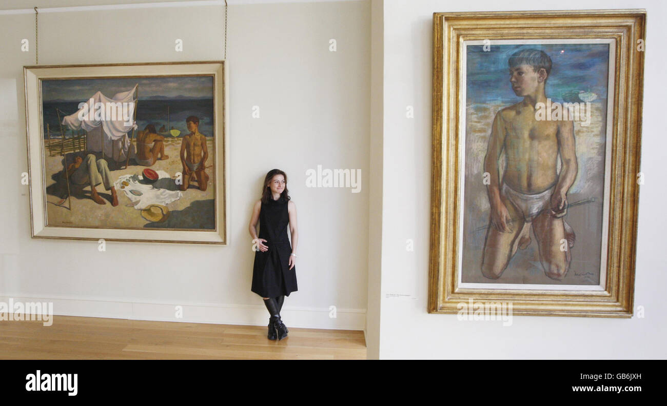 Angestellter Athina Athanasiadou mit den Gemälden "die Sonnenanbeter" (links) und "Leon: Studie für die Sonnenanbeter" des verstorbenen Künstlers Alberto Morrocco, die von Bourne Fine Art in Edinburgh verkauft werden. Stockfoto
