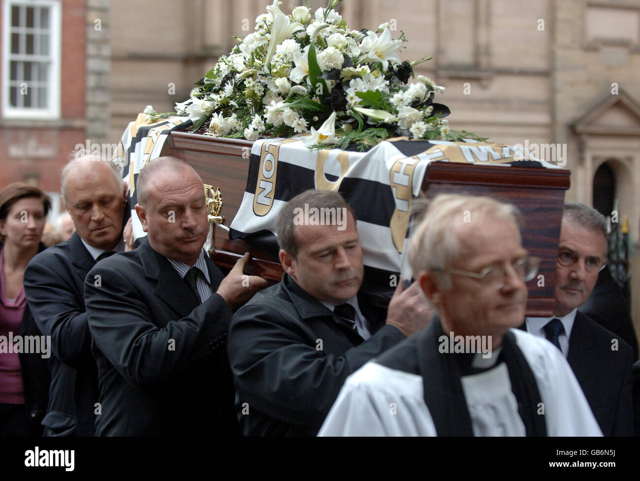 Les Bradd (hinten links), Mick Leonard (Mitte links), Ian McParland (vorne links) und Jon Nixon (c) fungieren als Palettenträger für den ehemaligen Manager von Notts County, Jimmy Sirrel Stockfoto