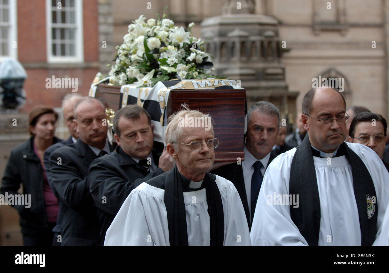 Mick Leonard (Mitte links), Ian McParland (vorne links) und Jon Nixon (c) fungieren als Palettenträger für den ehemaligen Notts County Manager Jimmy Sirrel Stockfoto