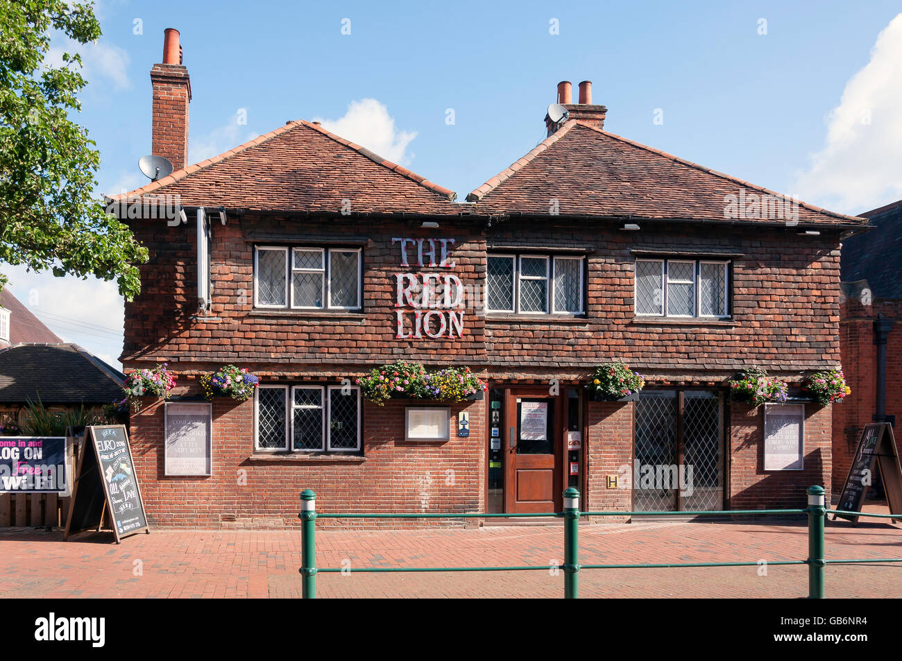 Red Lion Pub, hohe Straße, Egham, Surrey, England, Vereinigtes Königreich Stockfoto