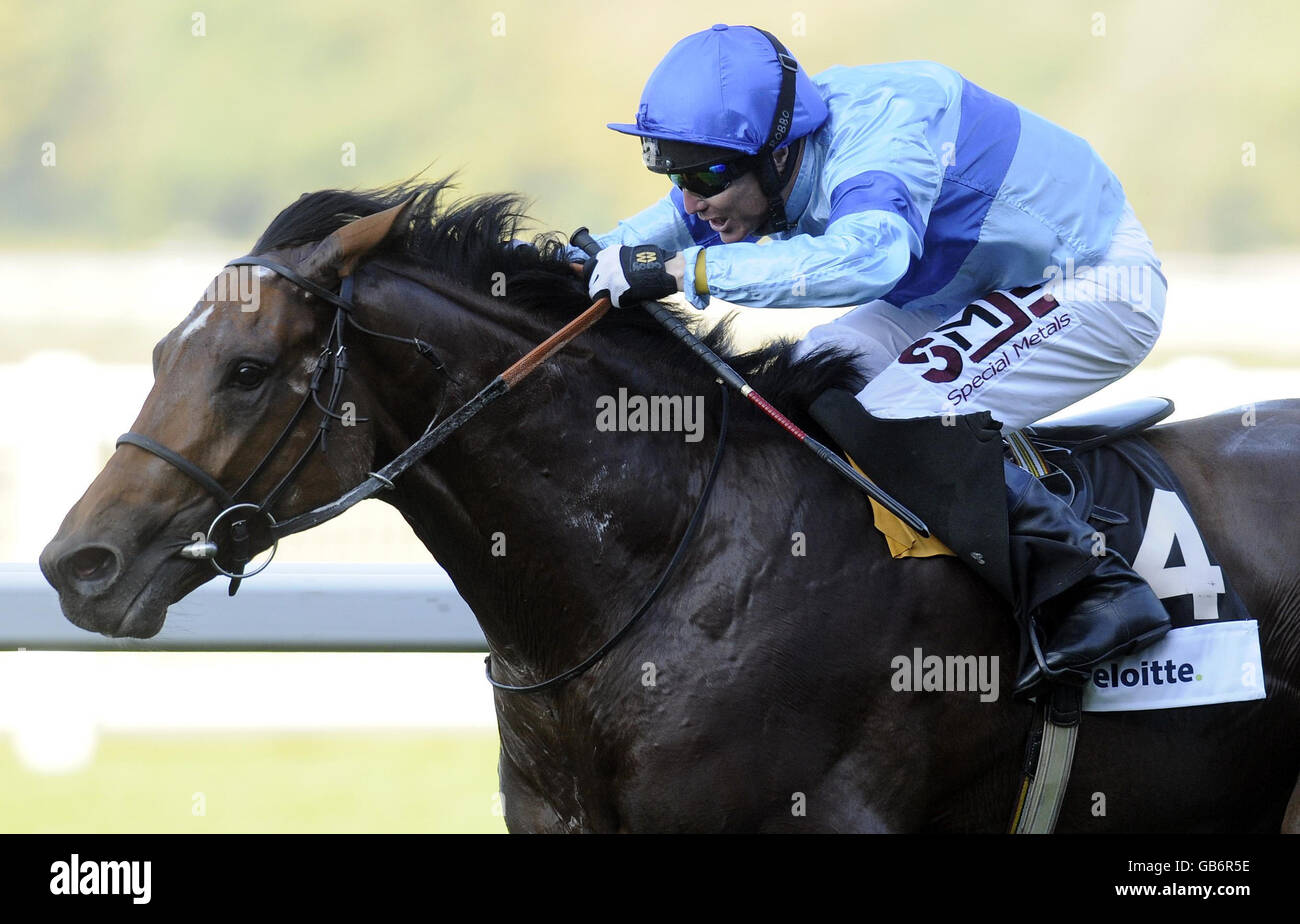 Kite Wood und Philip Robinson gewinnen den Deloitte Autumn Stakes auf der Ascot Racecourse in Bekshire. Stockfoto