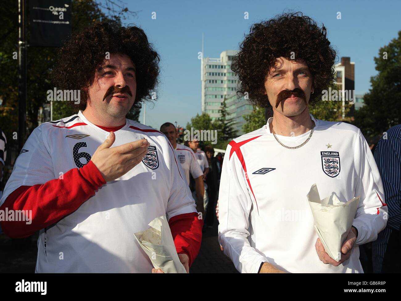 Fußball - FIFA Fußball-Weltmeisterschaft 2010 - Qualifikationsrunde - Gruppe sechs - England gegen Kasachstan - Wembley-Stadion. England-Fans mit gefälschten Perücken und Schnurrbart machen sich auf den Weg zum Wembley Stadium Stockfoto
