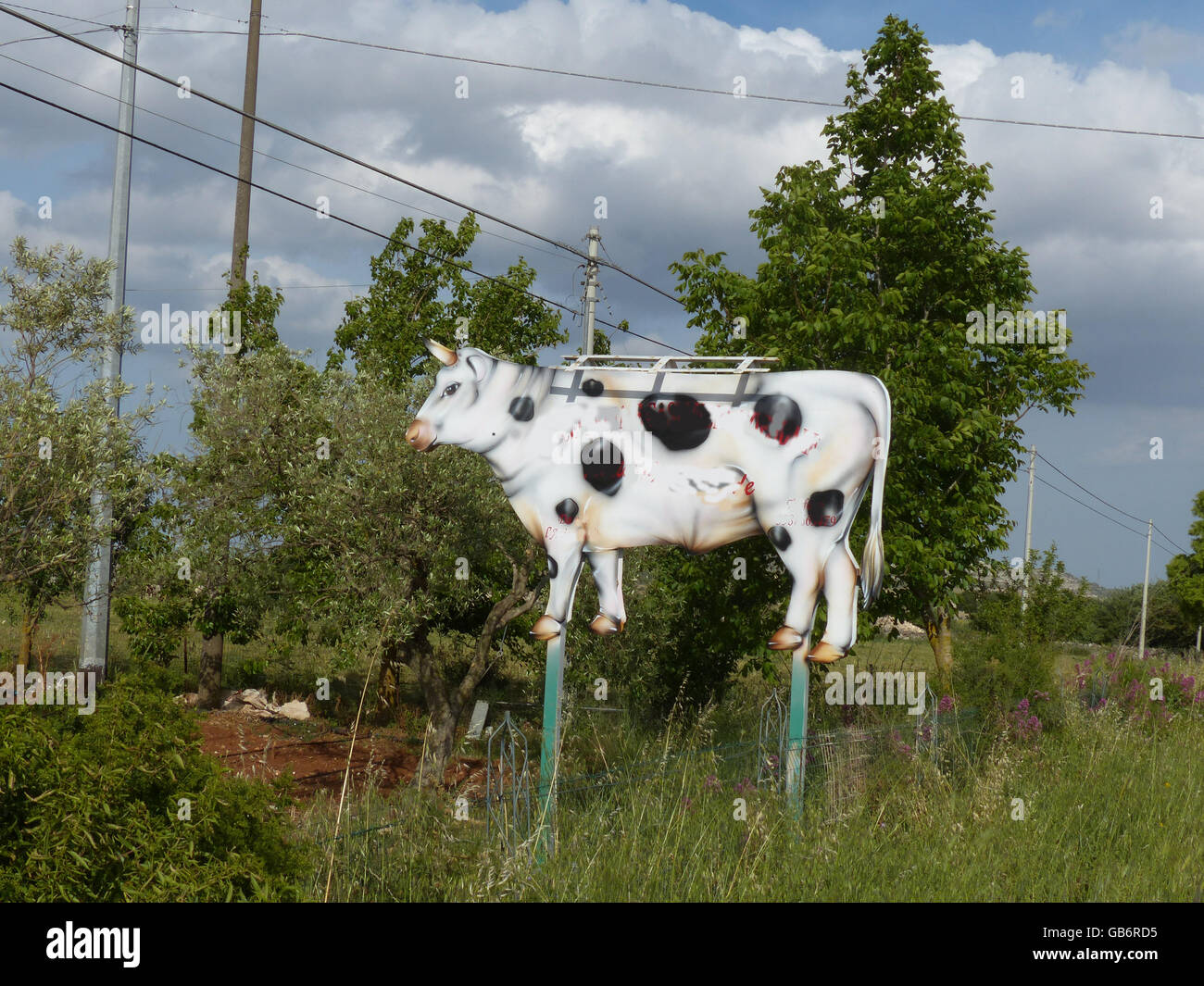 3 dimensionale Zeichen in Form von einer Milchkuh Kroatien Stockfoto