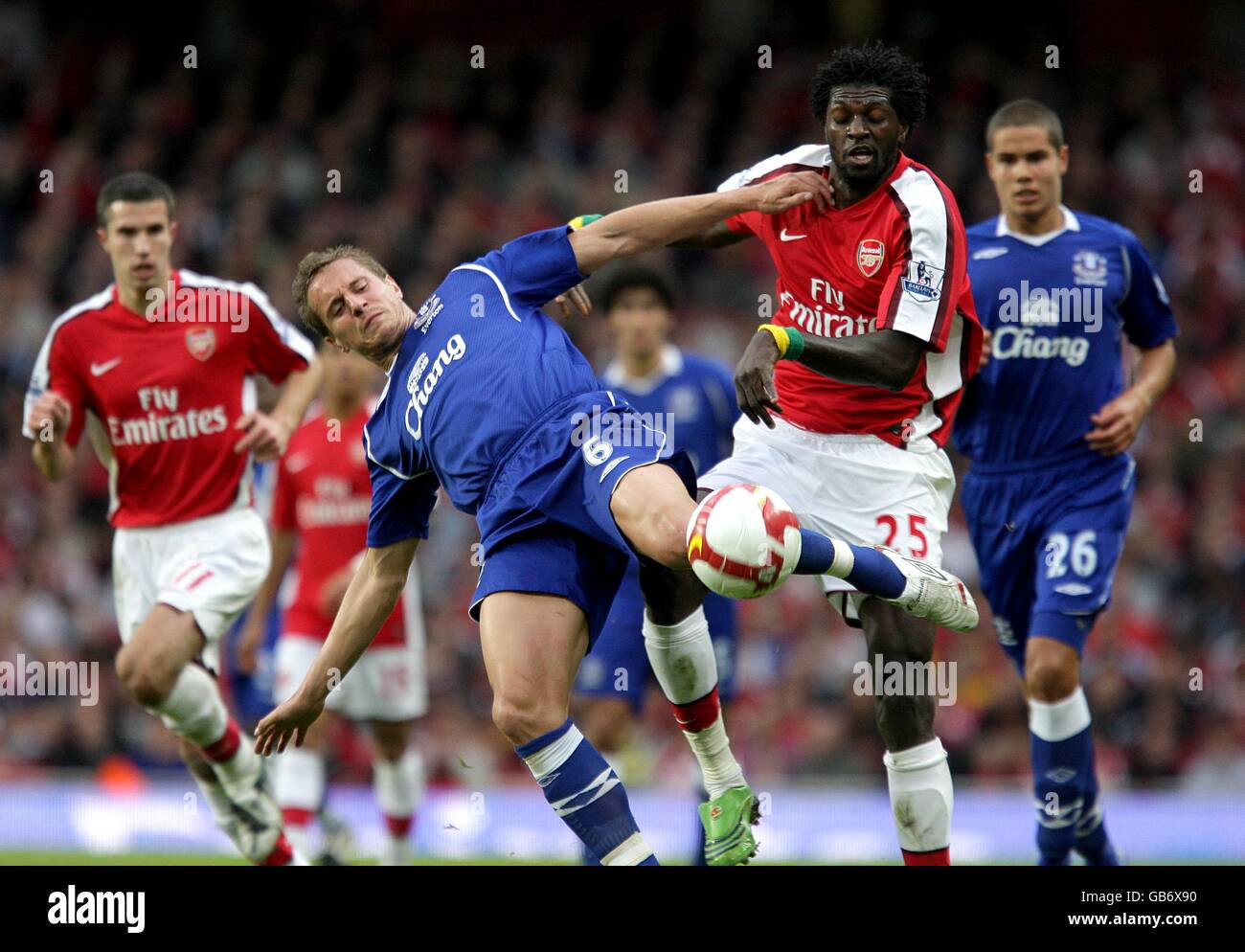 Fußball - Barclays Premier League - Arsenal gegen Everton - Emirates Stadium. Emmanuel Adebayor von Arsenal und Phil Jagielka von Everton (vorne) kämpfen um den Ball Stockfoto