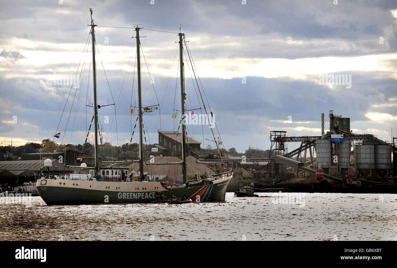 Greenpeace's ikonisches Protestschiff The Rainbow Warrior segelt die Themse hinauf, als Teil der Kampagne der Umweltgruppe gegen den Bau neuer Kohlekraftwerke. Stockfoto