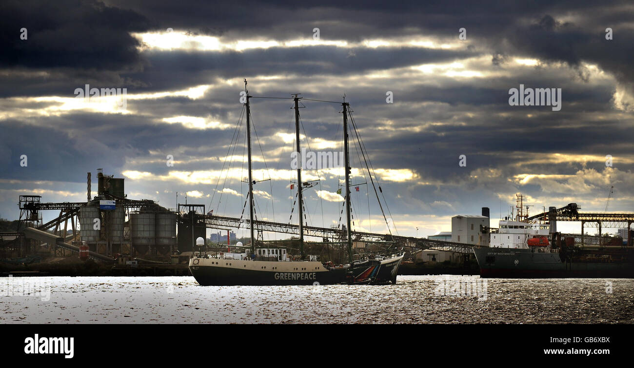 Rainbow Warrior setzt die Segel Stockfoto