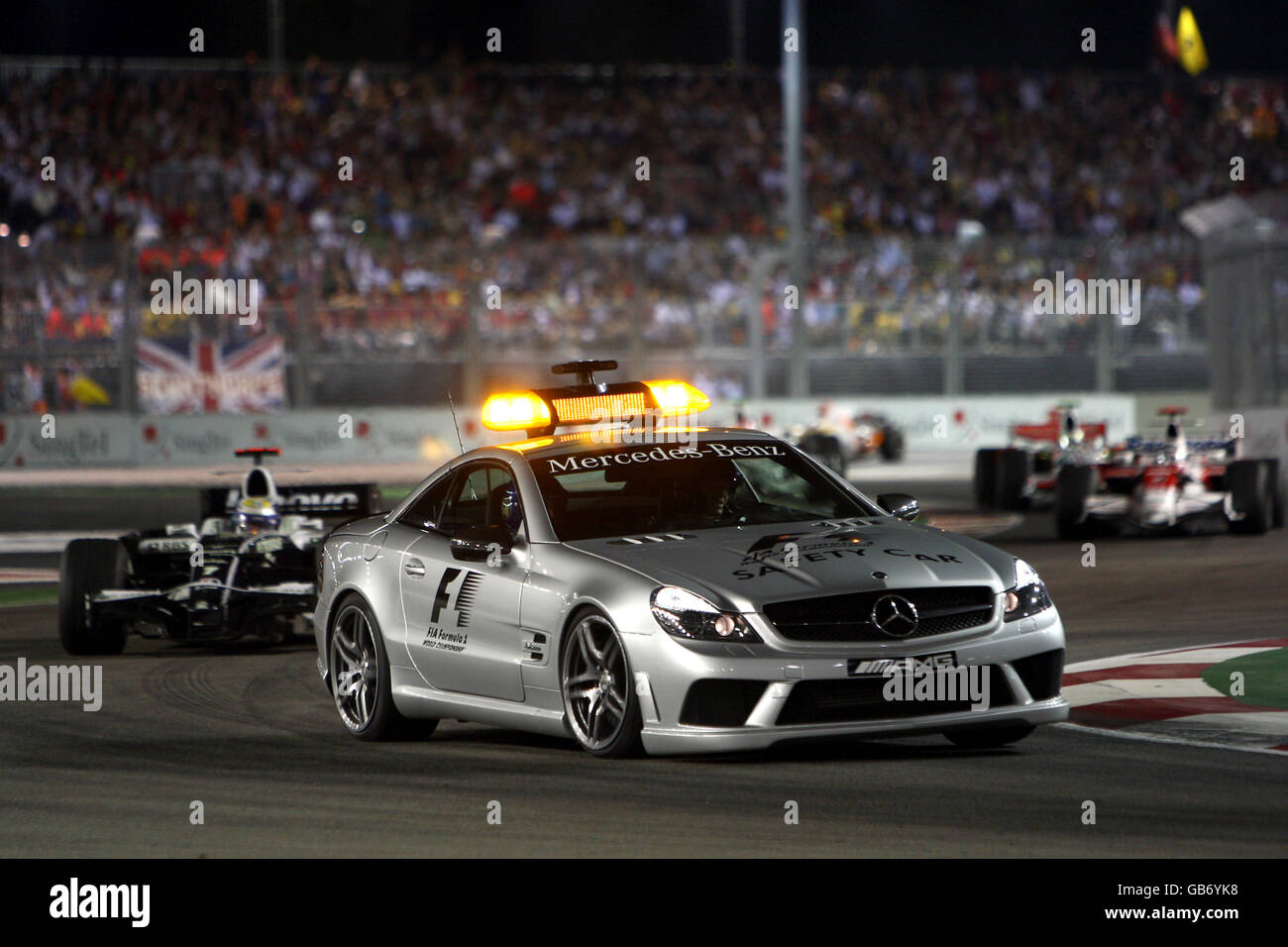 Motorsport - Formel 1 Singtel Singapur Grand Prix - Rennen - Marina Bay Circuit Park. Das Safety Car führt die Fahrer beim Grand Prix von Singapur an Stockfoto