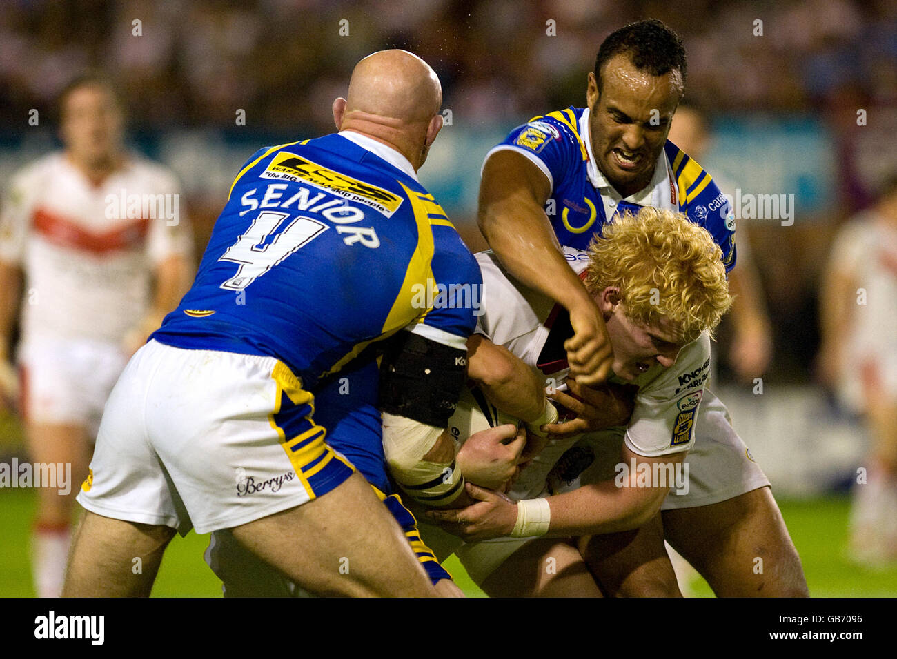 Rugby League - Engage Super League - Grand Final Playoff - St Helens gegen Leeds Rhinos - Knowsley Road. James Graham von St. Helens (Mitte) wird von Keith Senior von Leeds Rhinos (links) und Jamie Jones-Buchanan herausgefordert. Stockfoto