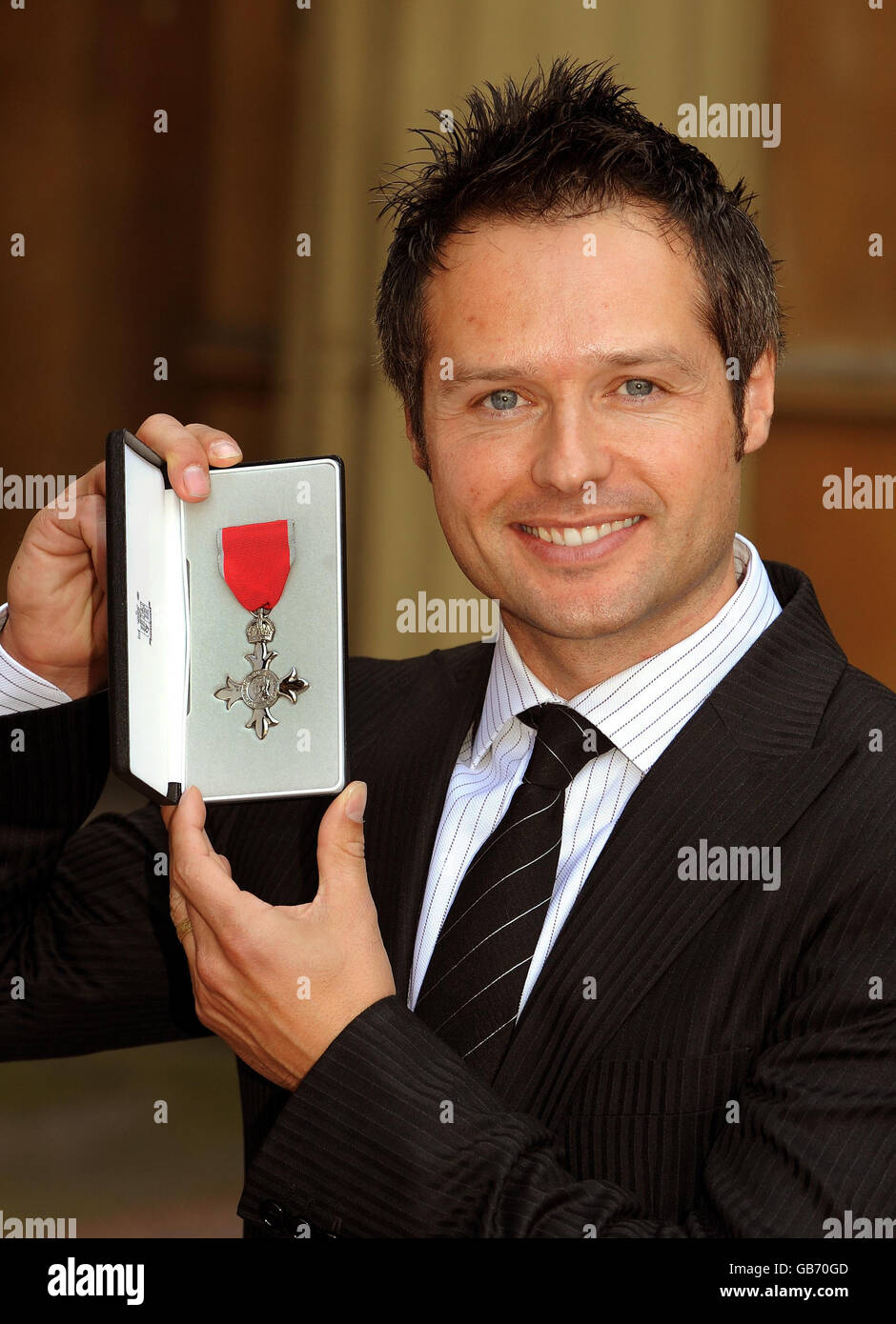 Andrew Priaulx, der Tourenwagen-Weltmeister, hält stolz seine MBE, nachdem er die Auszeichnung von Queen Elizabeth II. Bei einer Zeremonie im Buckingham Palace im Zentrum von London erhalten hatte. Stockfoto