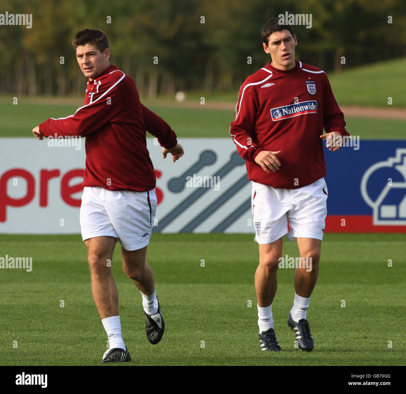 Fußball - England Trainingseinheit - London Colney. Steven Gerrard und Gareth Barry aus England wärmen sich während einer Trainingseinheit in London Colney, Hertfordshire, auf. Stockfoto