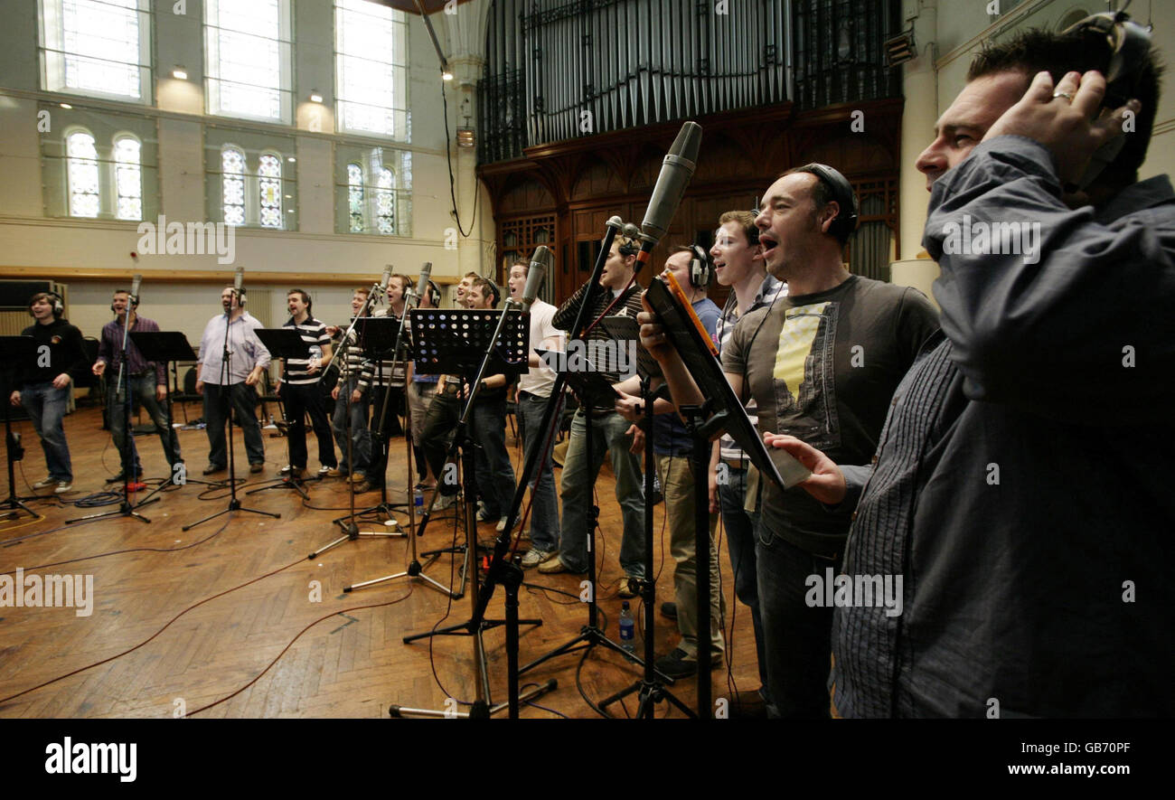 Der walisische Chor „Only Men Aloud“, Gewinner des BBC1-Wettbewerbs „Last Choir Standing“, mit dem Musikdirektor und Dirigenten Tim Rhys-Evans (rechts), während einer Aufnahmesession für ihr Debütalbum in den Air Studios im Norden Londons. Stockfoto