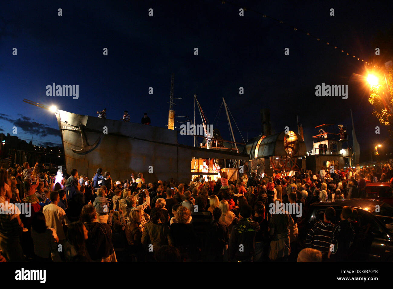 Das große Finale des Spraoi Festivals, als ein gigantisches Nachbau-Dampfschiff "The Iron Tide" die Kais von Waterford City, Irland, die Heimat einiger der größten Dampfschiffe der Welt waren, hochfährt. Stockfoto
