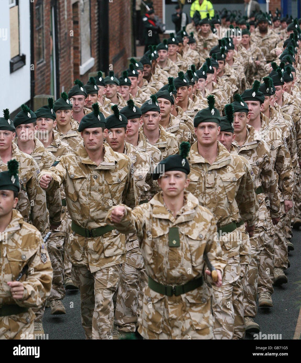 Mitglieder des Royal Irish Regiment ziehen nach der Rückkehr aus Afghanistan durch den Markt Drayton, Shropshire. Stockfoto